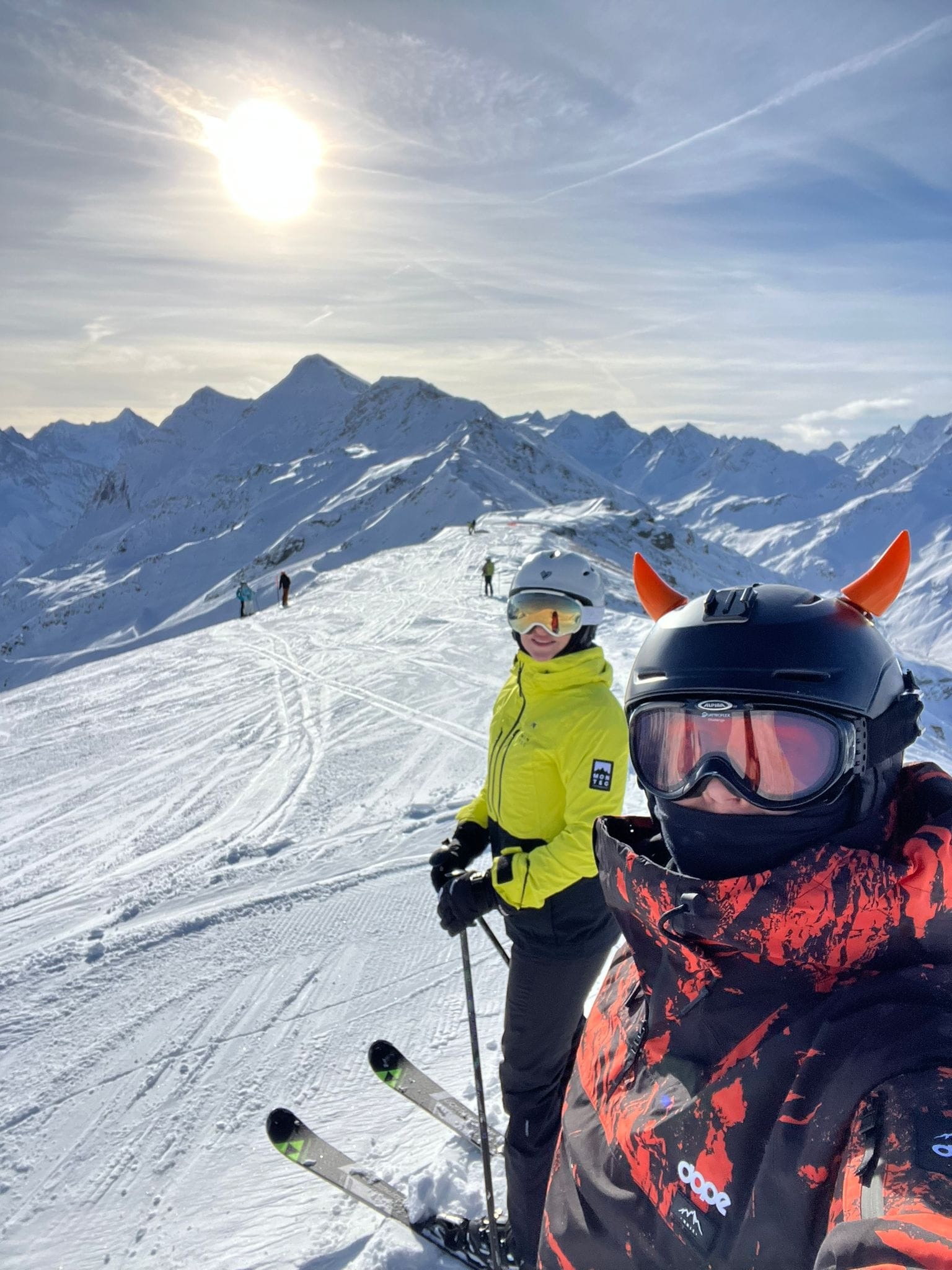 Clients — ski en montagne, panorama ensoleillé