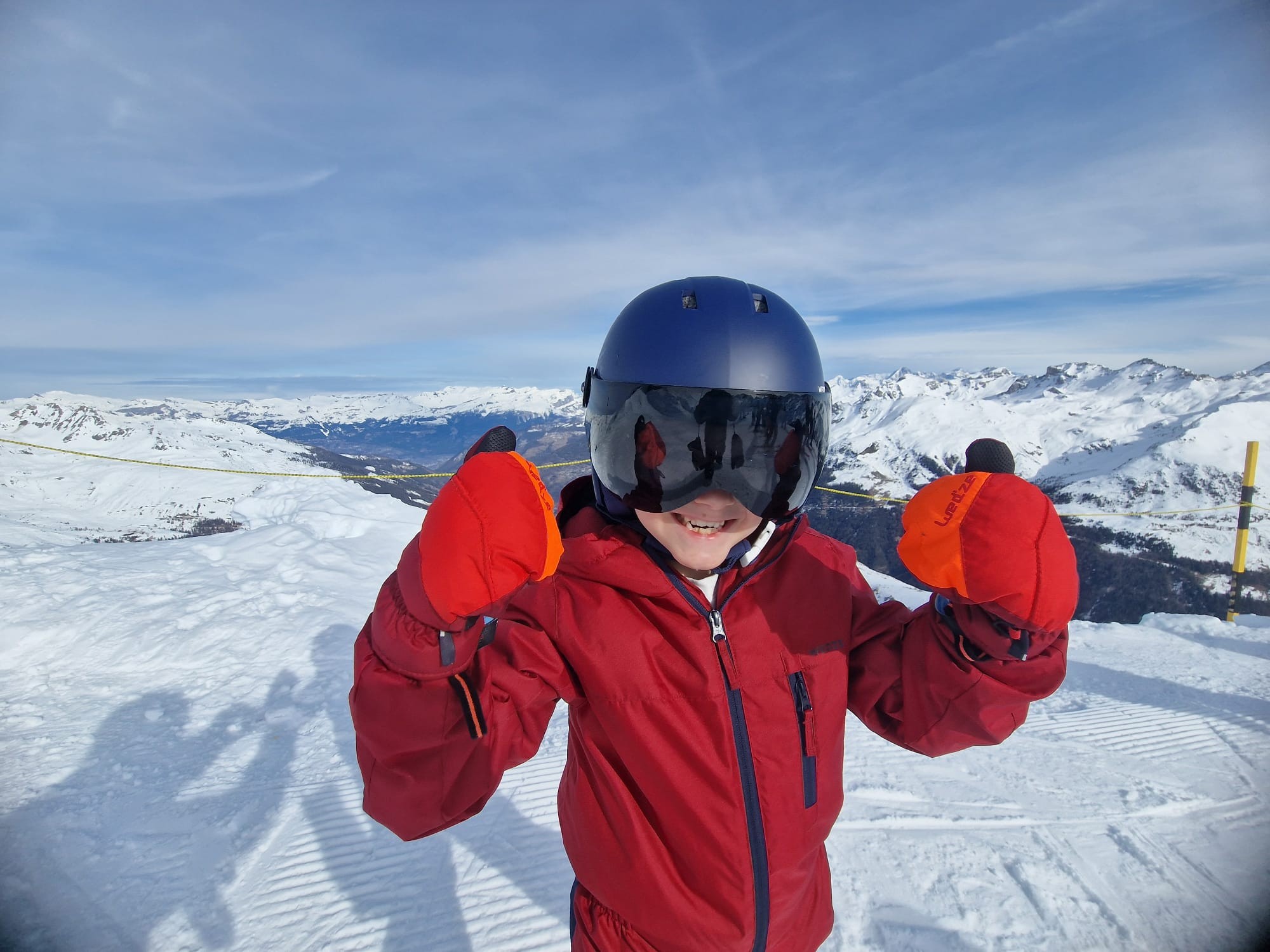 Jeune skieur heureux au sommet